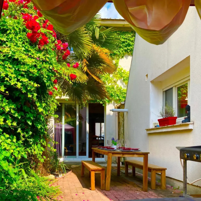 Lilly bulles en Champagne piscine et jardin privée