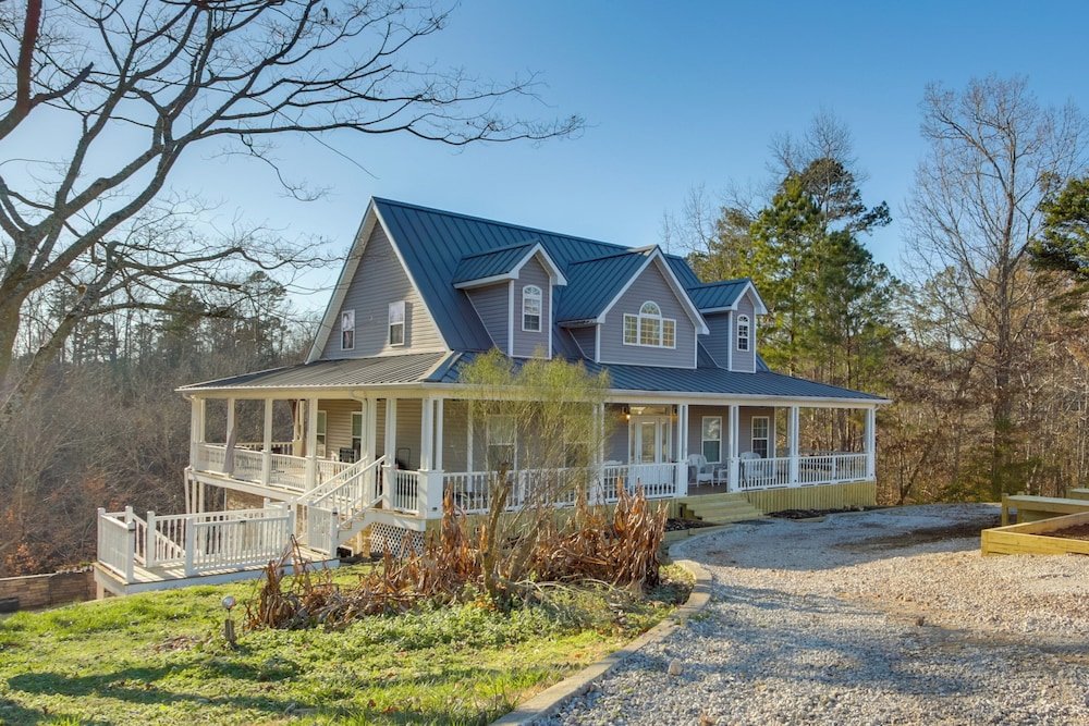 On-site Lake Access: Serene Waterloo Getaway