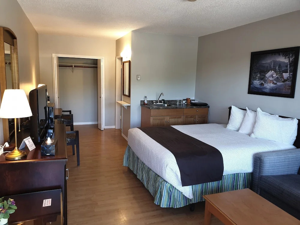 Standard Double room with balcony (full double bed)
