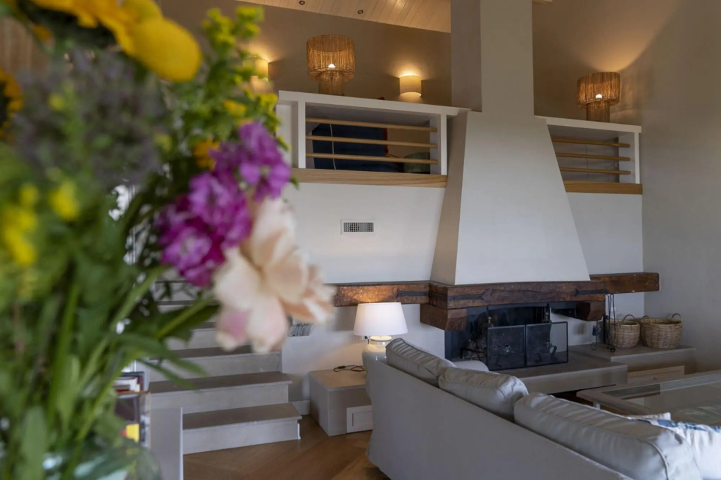 Bianca la Luna boasts a spectacular panoramic view of Lake Trasimeno, elegant interiors with light c-Bianca la Luna