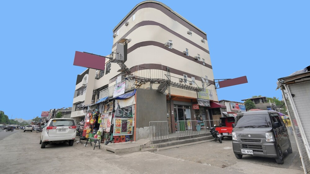 OYO 912 Fb Suites