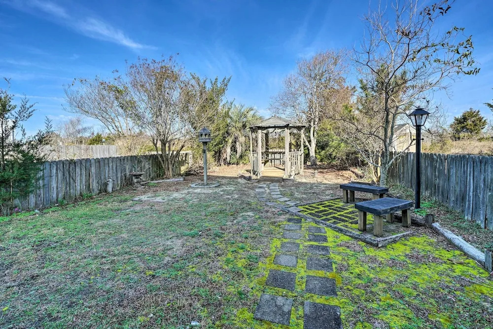 Holden Beach Vacation Rental: Short Path to Beach!