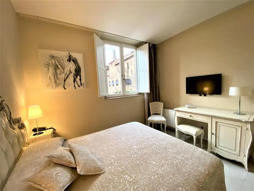 Superior Double room with city view (full double bed)