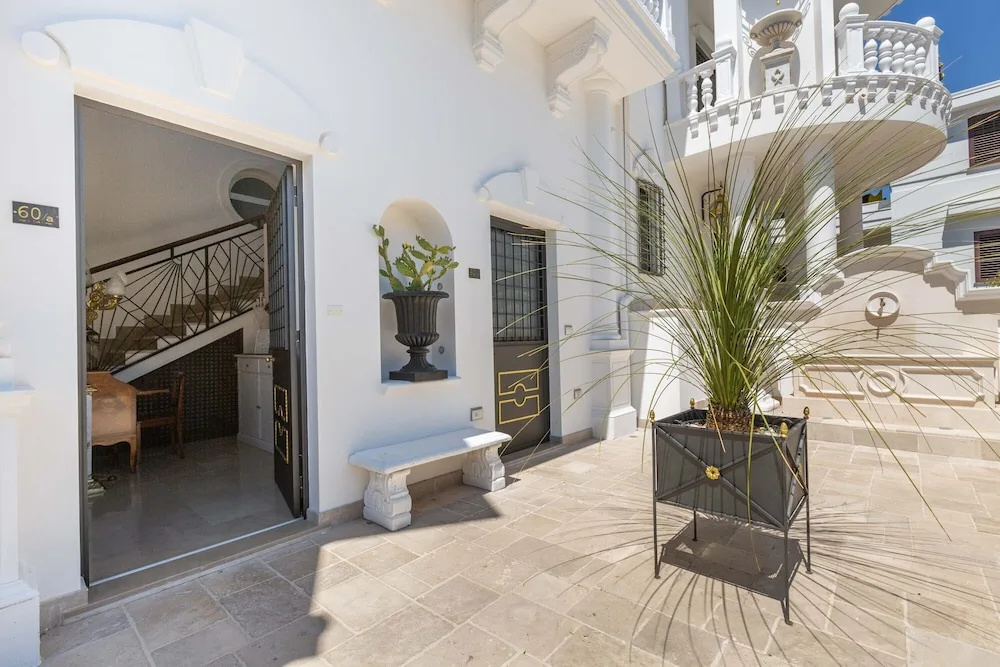 2446 Palazzo Montagna - Mono by Barbarhouse