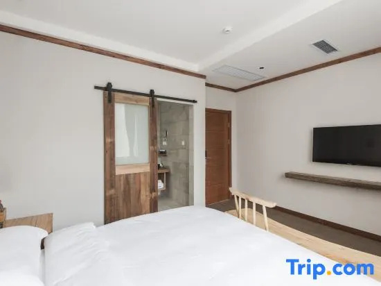 Standard Double room with street view (full double bed)