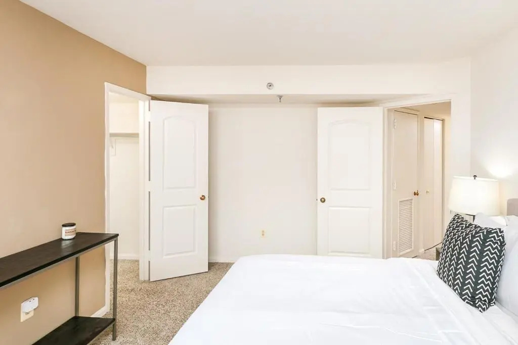 2BR Luxury Executive Suite With Gym, Parking & Pool by ENVITAE