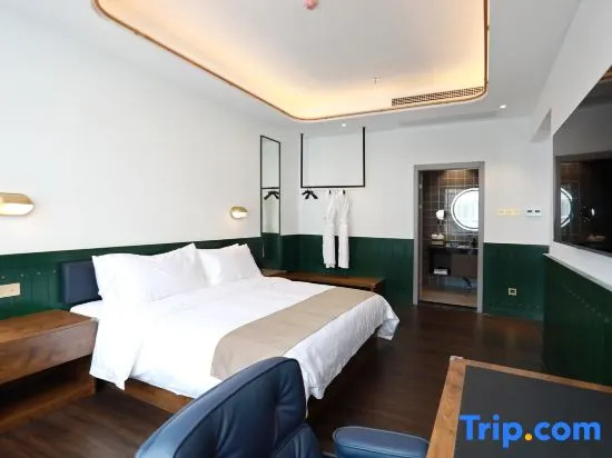 Executive Suite with garden view