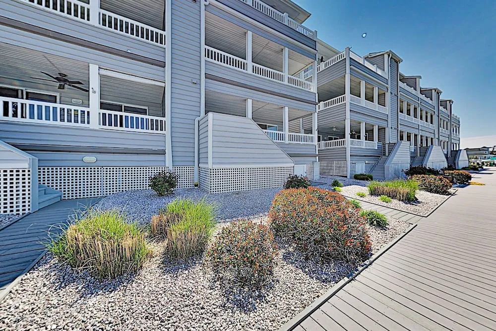 Bayfront W/ Private Balcony & Sweeping Views 2 Bedroom Condo