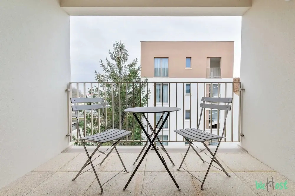 Apartment With Balcony in Paris