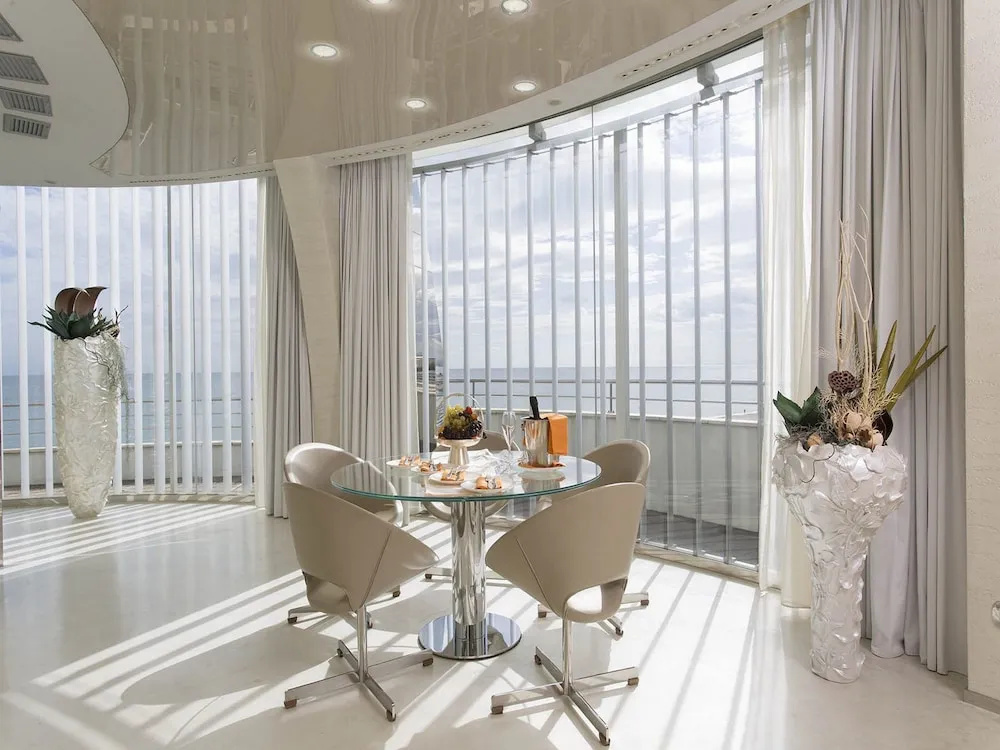 2 Bedrooms Luxury Suite with balcony and with sea view