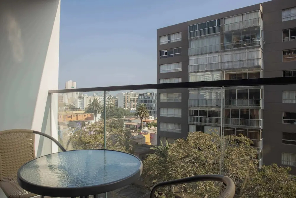 w Cozy 2BR w Balcony in Miraflores