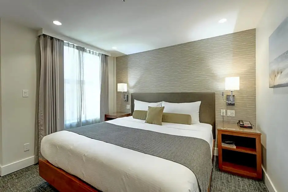 Double Suite with city view (full double bed)