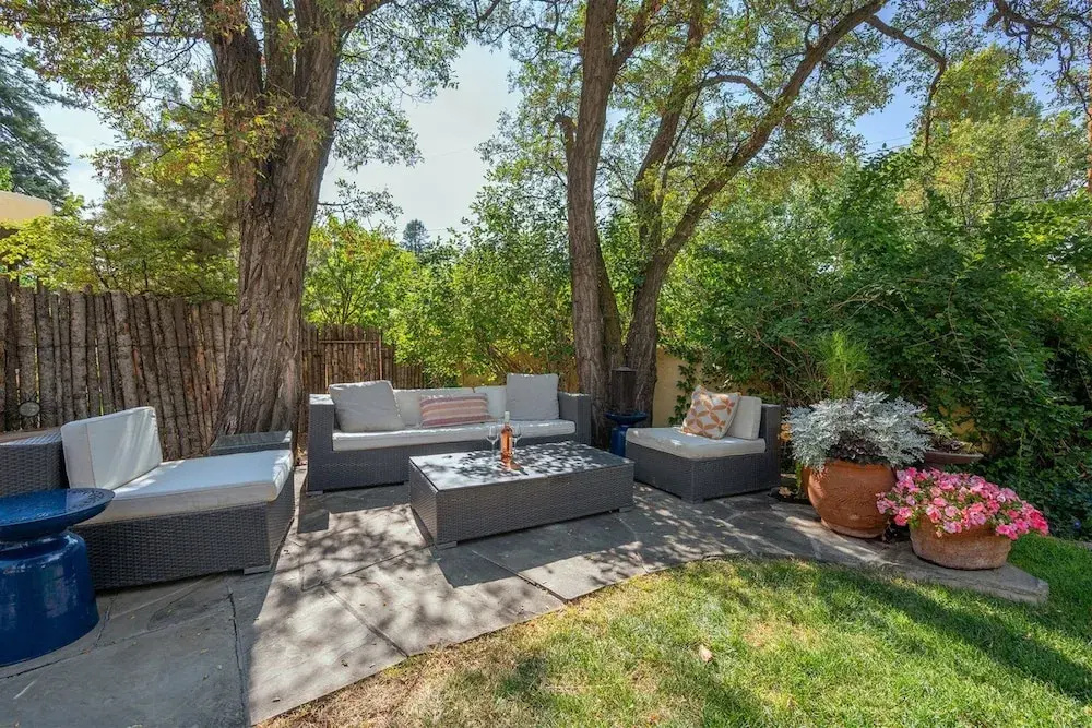 Casita de las Aves - Unbeatable Location, Spacious Yard