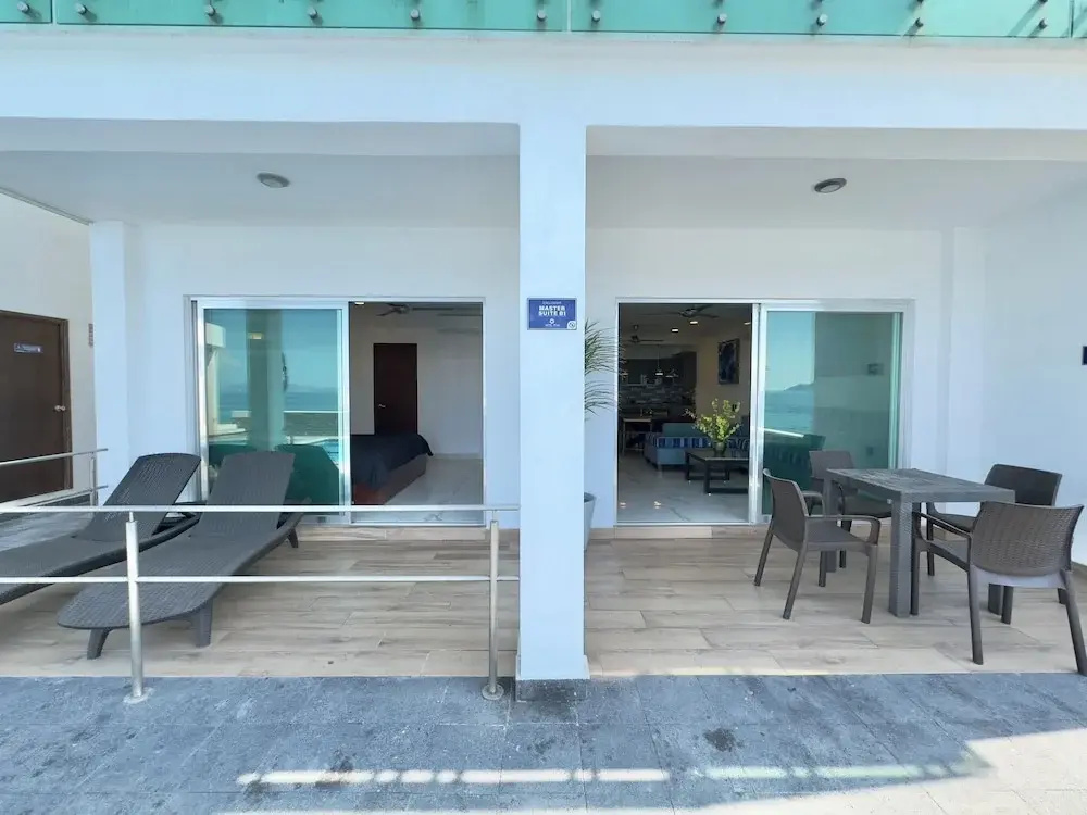 2 Bedrooms Standard Family room beachfront