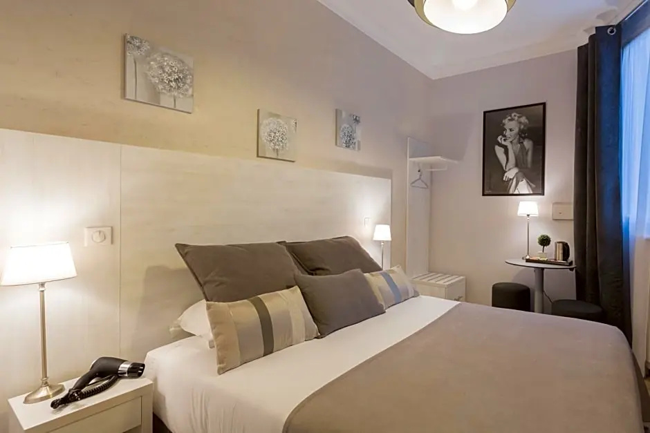 Standard Double room with courtyard view (full double bed)