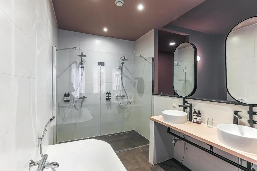 Suite with city view