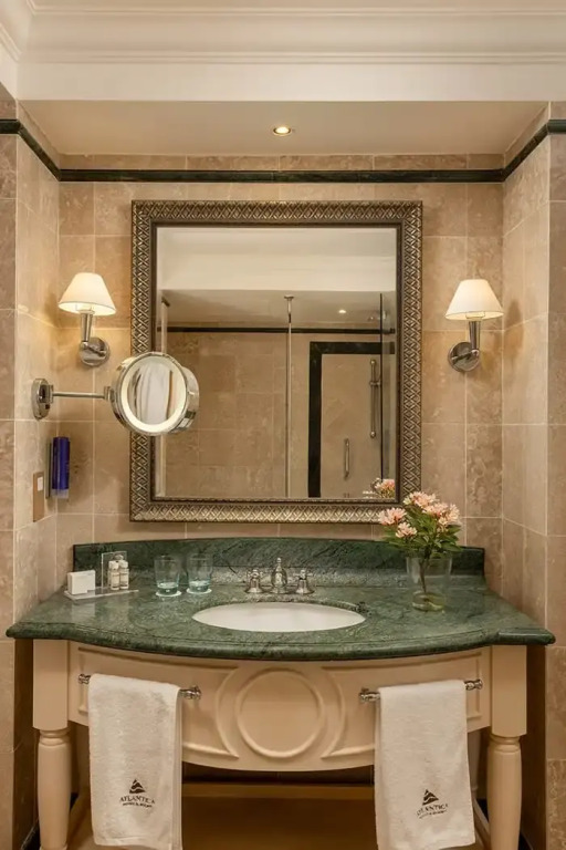 Люкс c 1 комнатой с видом на море в Aphrodite Hills Hotel