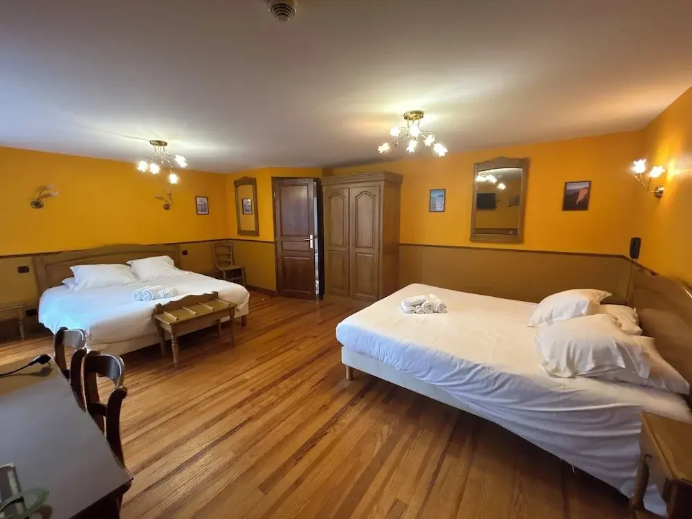 Standard Quadruple room with courtyard view