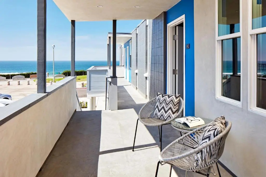 Standard Quadruple room with partial ocean view