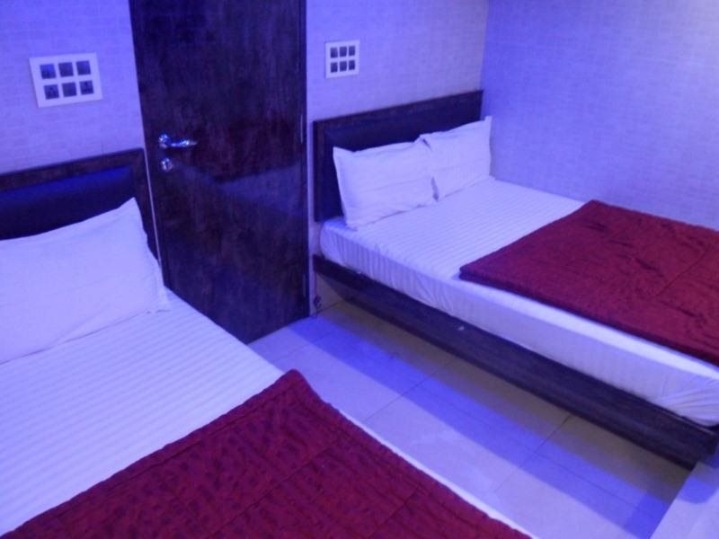 OYO Hotel Paris Residency Near Shree Siddhivinayak Temple by null