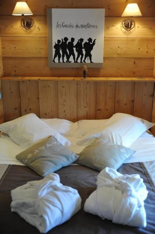 Standard Double room with balcony and with mountain view (full double bed)
