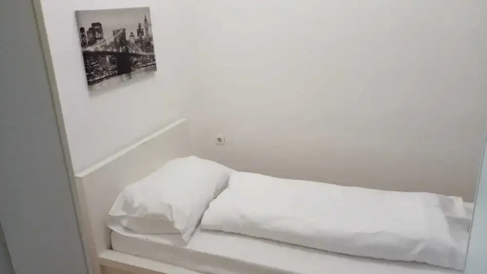 Bright 2BR Stay Close to Stadthalle