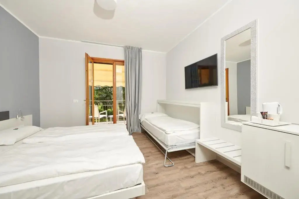 Standard Double room with balcony (full double bed)