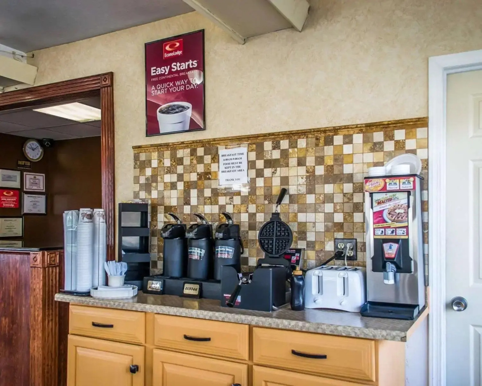 Economy Inn & Suites - фото 18