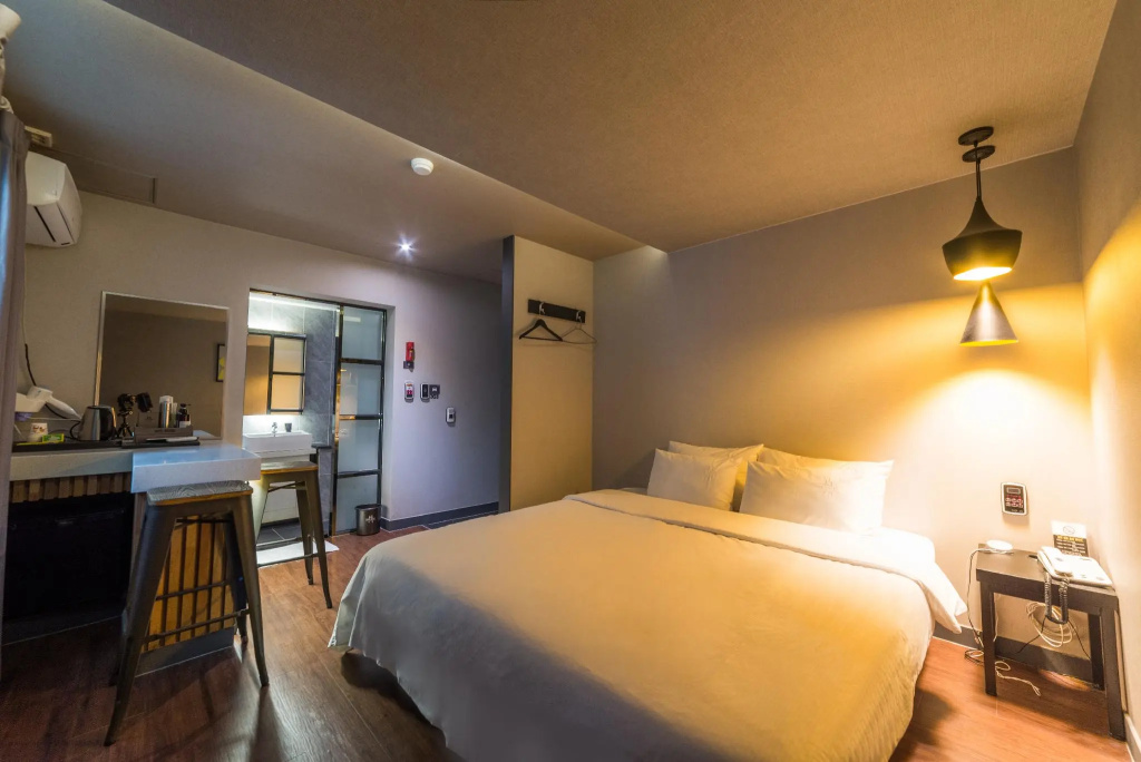 Deluxe Double room (full double bed)