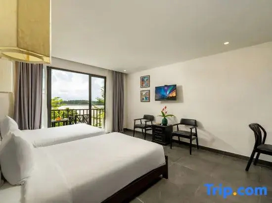 Deluxe Double room with balcony and with river view (twin beds)
