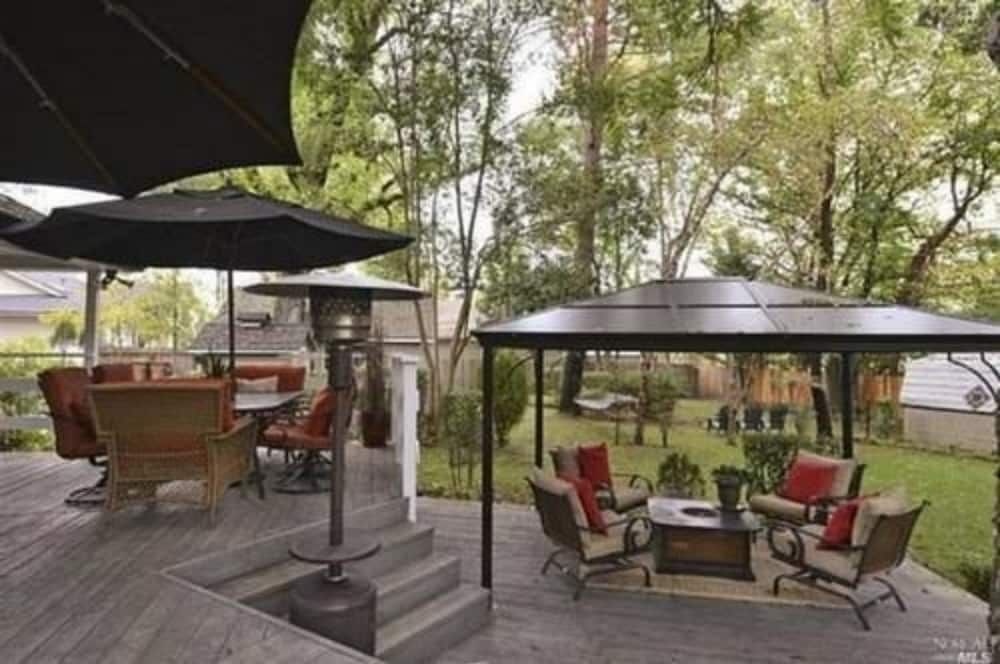The Giraffe Inn at Old Parks Manor