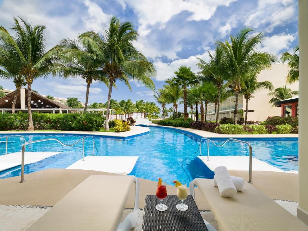 Premium Swim-Up Suite