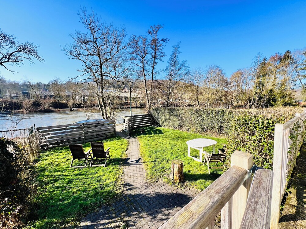 Maison proche rivière avec jardin