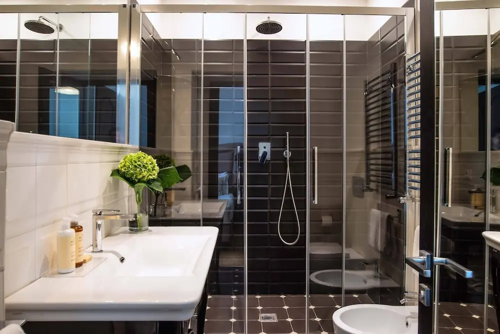 Suite with city view