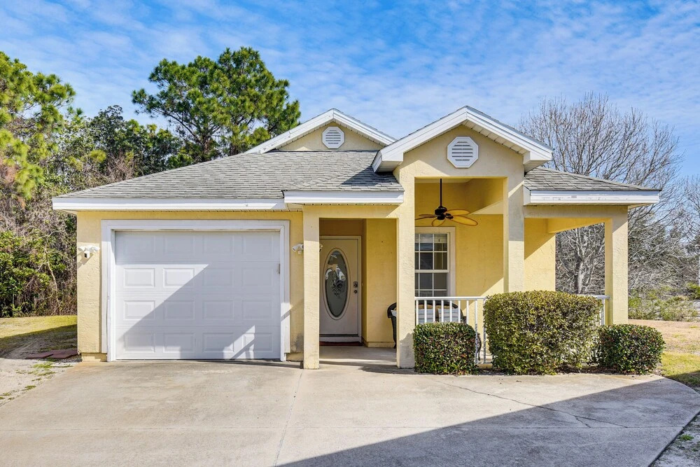 Easy Beach Access, Private Yard! Palm Cove Retreat