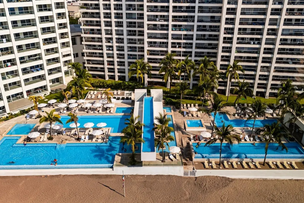 Luxury Apartment With Infinity Pool, Ocean Views, Balcony & Easy Downtown Access