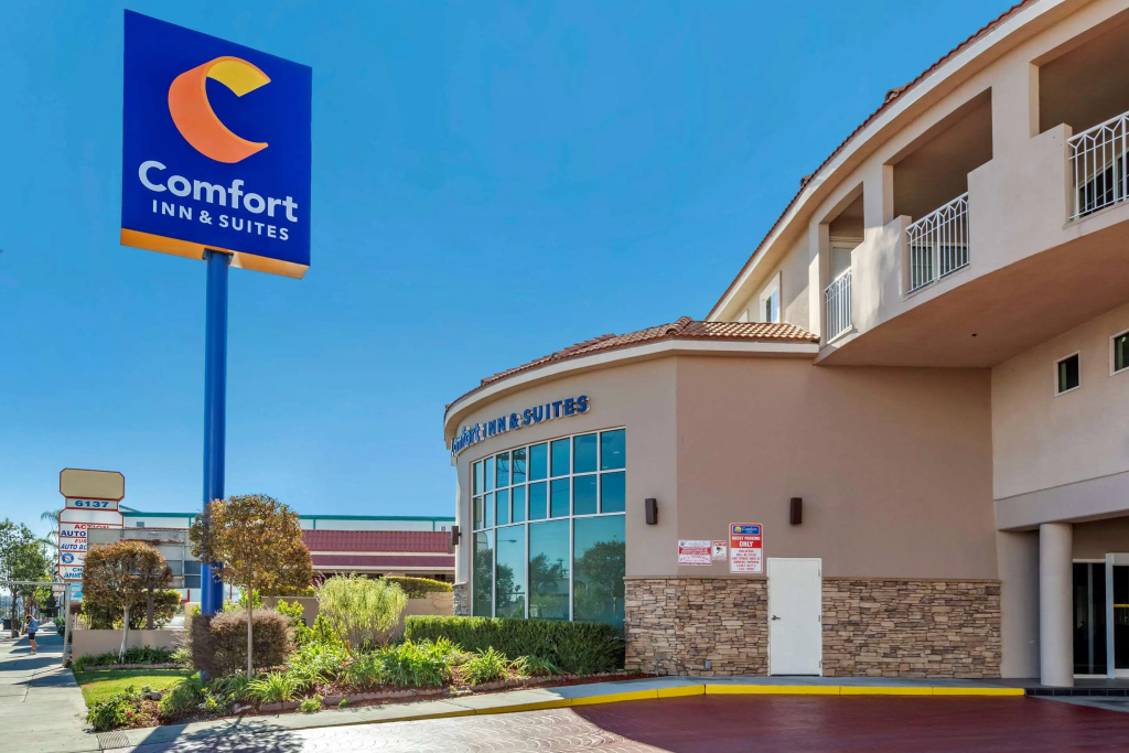 Comfort Inn & Suites Near Universal - N. Hollywood - Burbank — фото