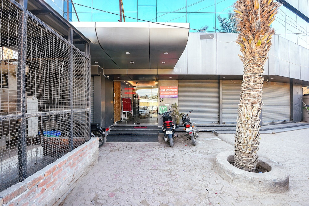 FabHotel Crown Residency - Near Lakhani Armaan Metro Station