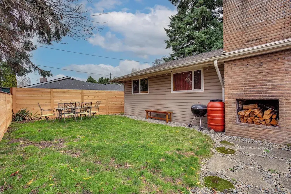 8 Mi to Lumen Field: Seattle Area Home w/ Backyard