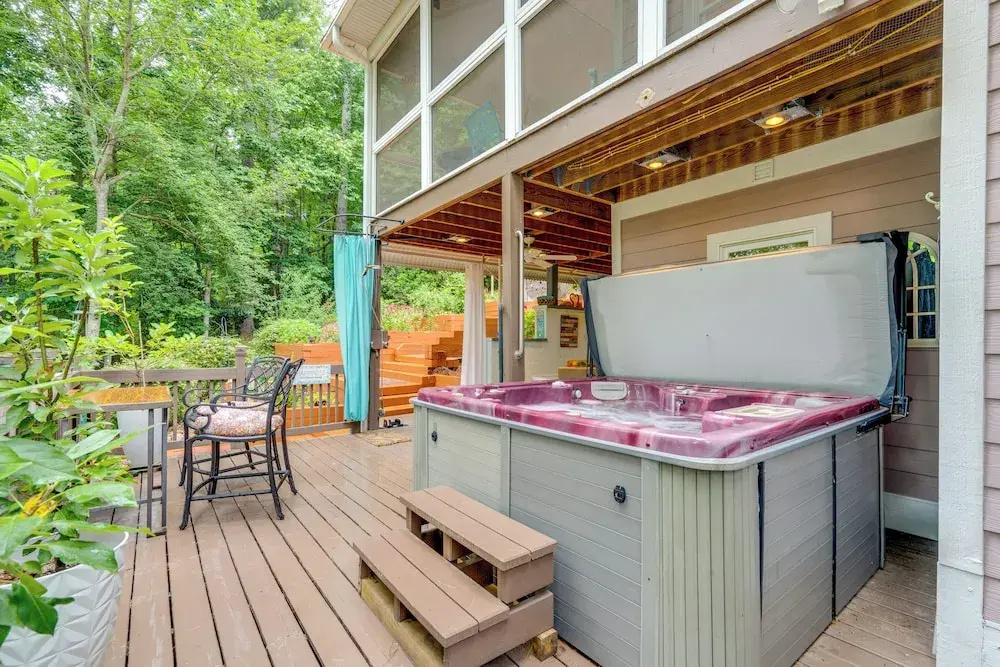 Creekside Hendersonville Haven: Hot Tub & Fire Pit