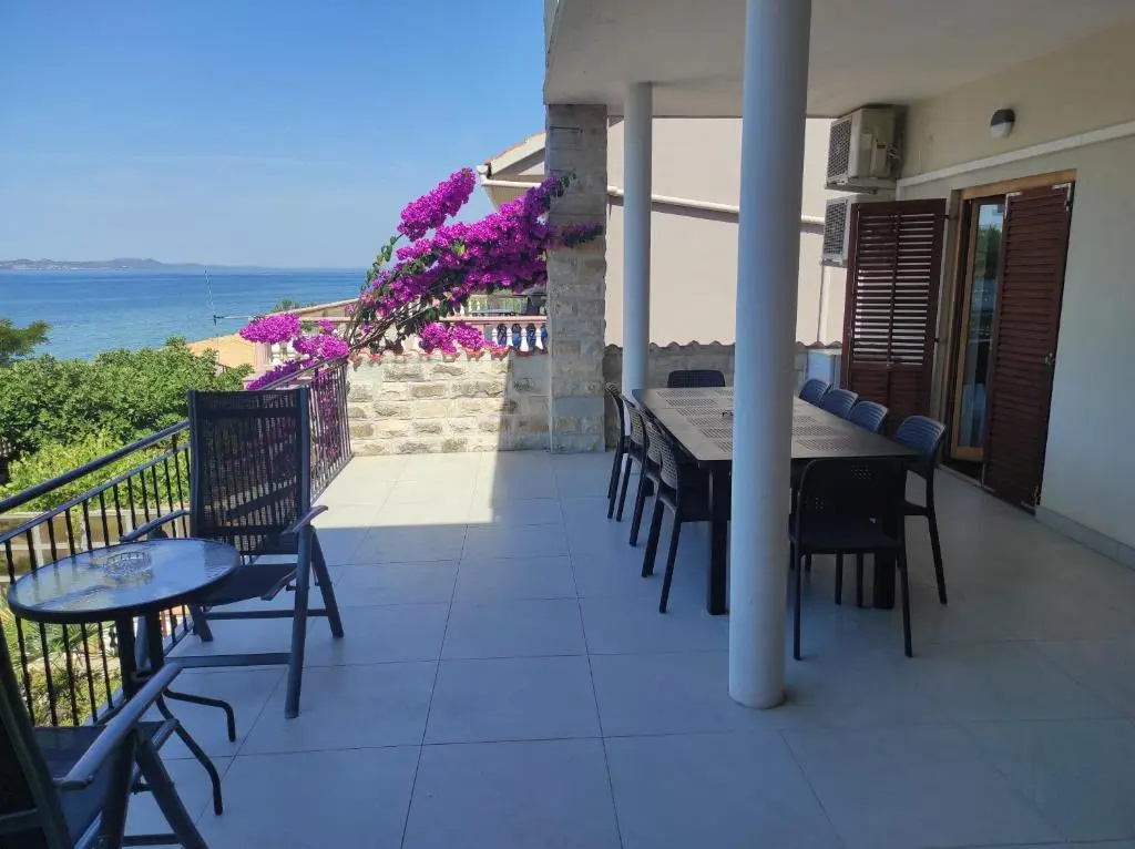 3 Bedrooms Apartment