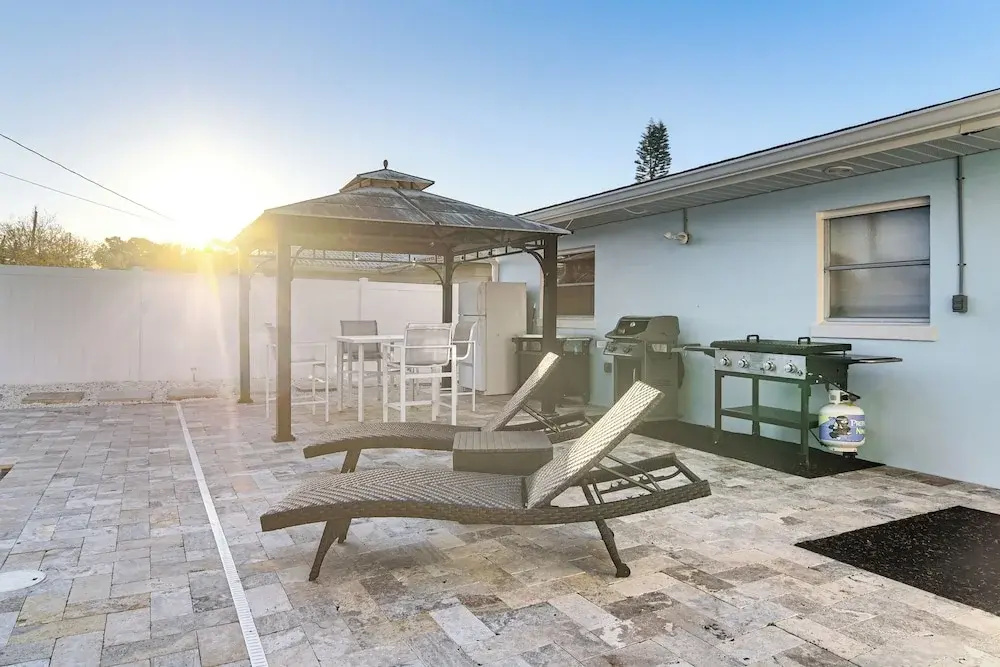 Private Hot Tub: Breezy Seminole Stay!