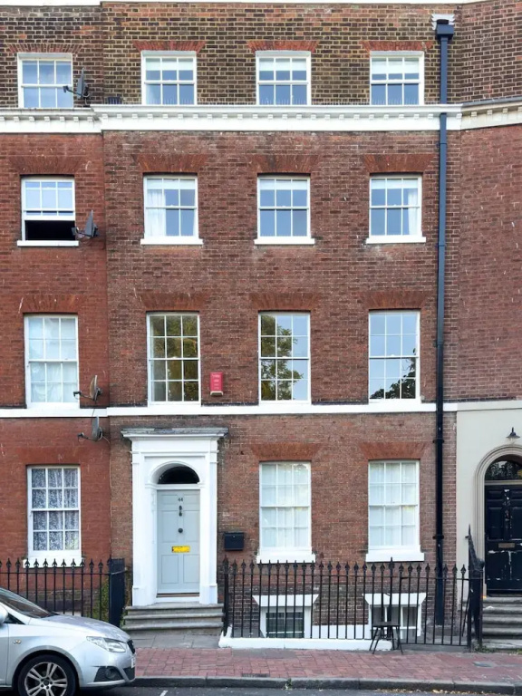 Georgian Luxury Margate Tnhouse Sleeps 11 by Adliv