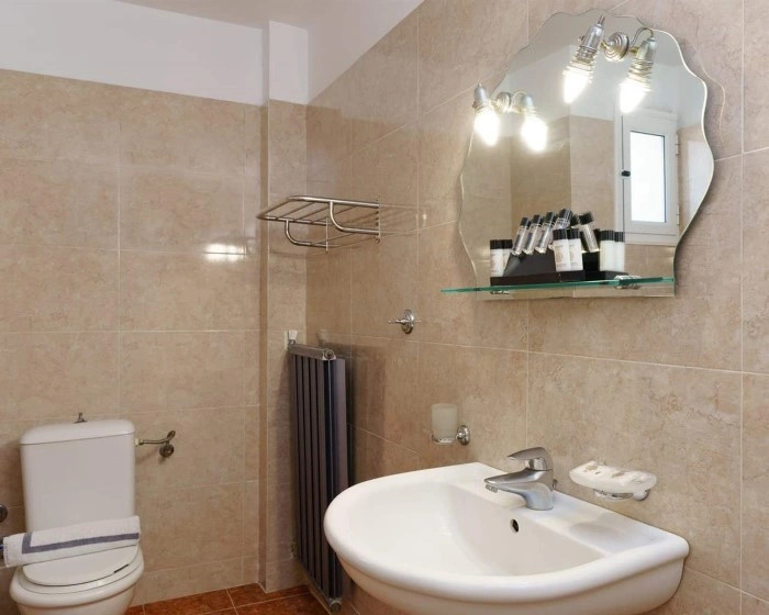 Standard Triple room with partial sea view