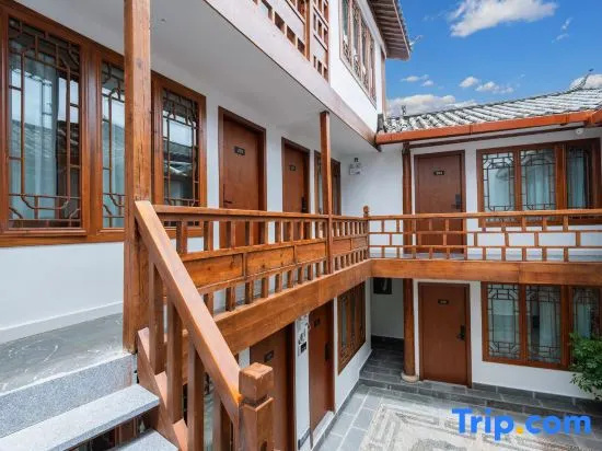 Zhenxue 360-Degree Snow Mountain Panoramic Courtyard-Style Hotel