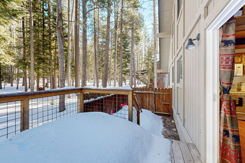 < 2 Mi to Tahoe Donner Ski Resort: Serene Retreat