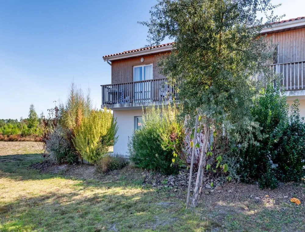 Modern Studio in Parentis-en-born