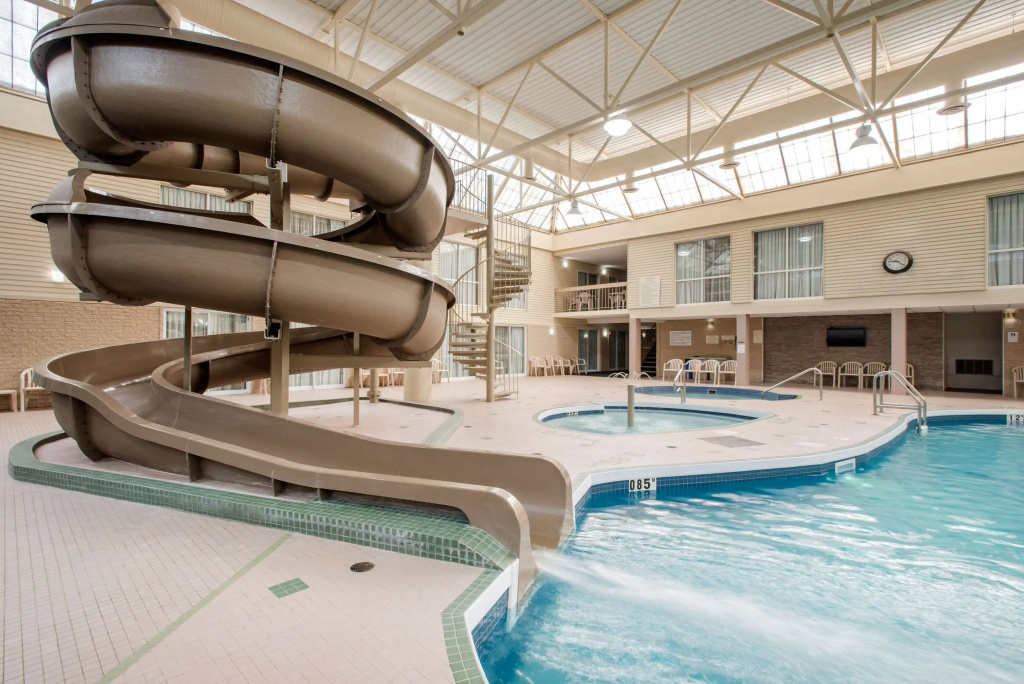 Clarion Hotel & Suites - 3
