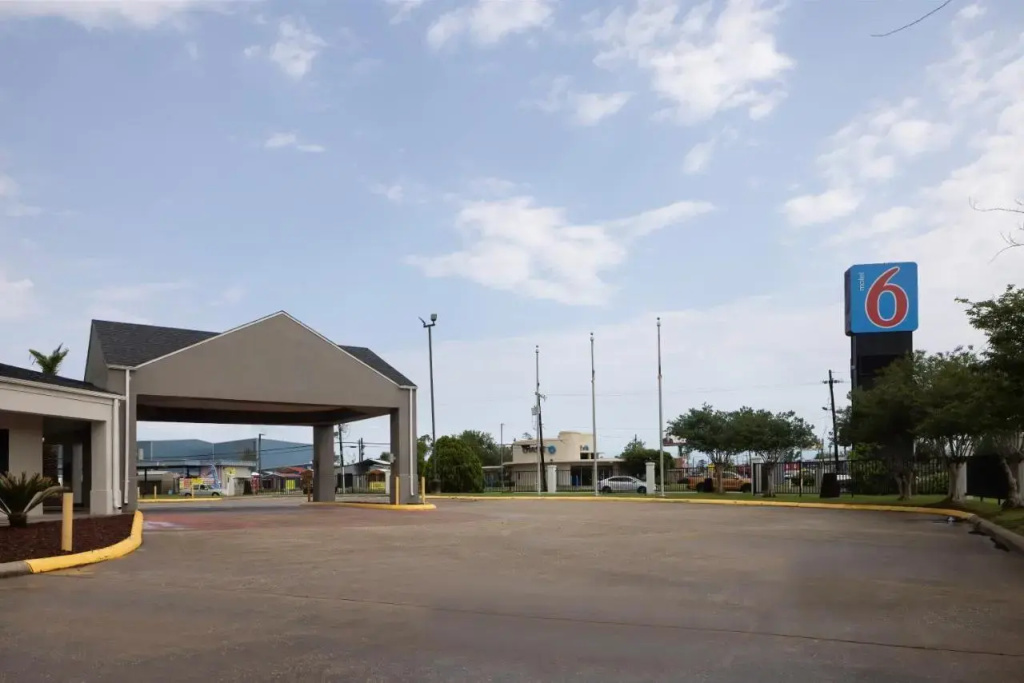 Econo Lodge Inn & Suites