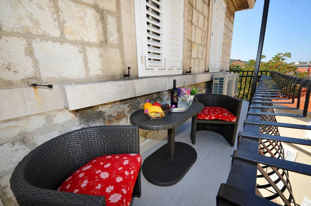 豪華四人套房，配有陽台和城市景觀雙床